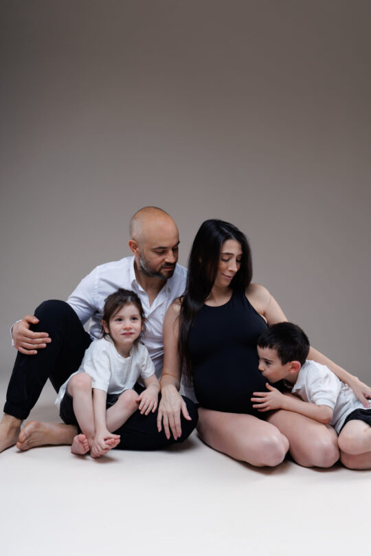 צלמת משפחות והריון בסטודיו