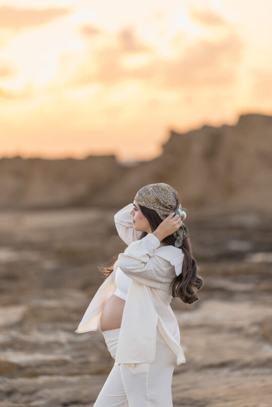 צילום הריון בחוף הים לקראת שקיעה