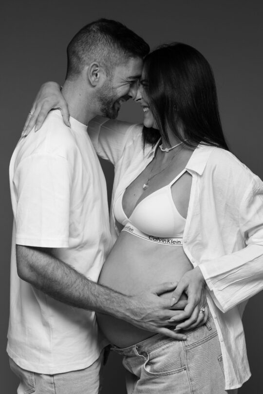 צילומי הריון זוגות בסטודיו