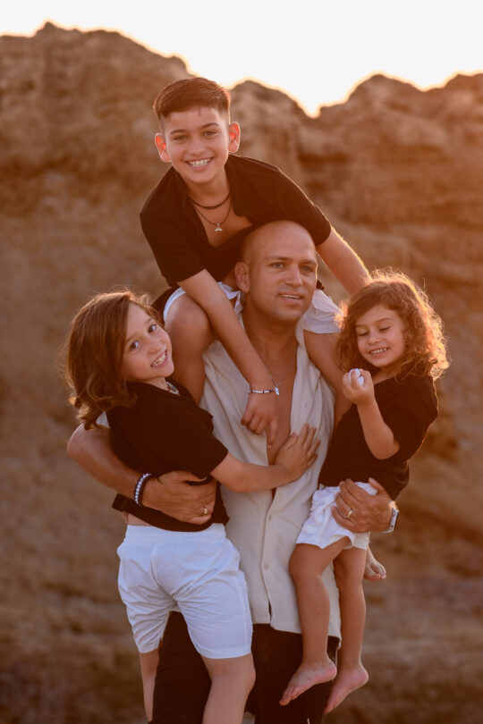 צילום מרגש של אבא וילדים