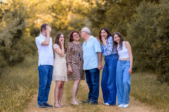 צלמת משפחות מורחבות בטבע
