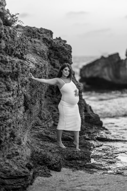 צלמת הריון בשחור לבן